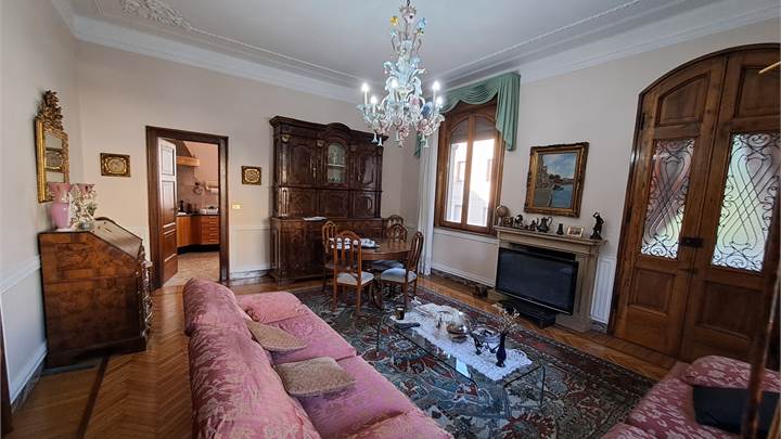 APPARTAMENTO DI PRESTIGIO IN VILLA STORICA